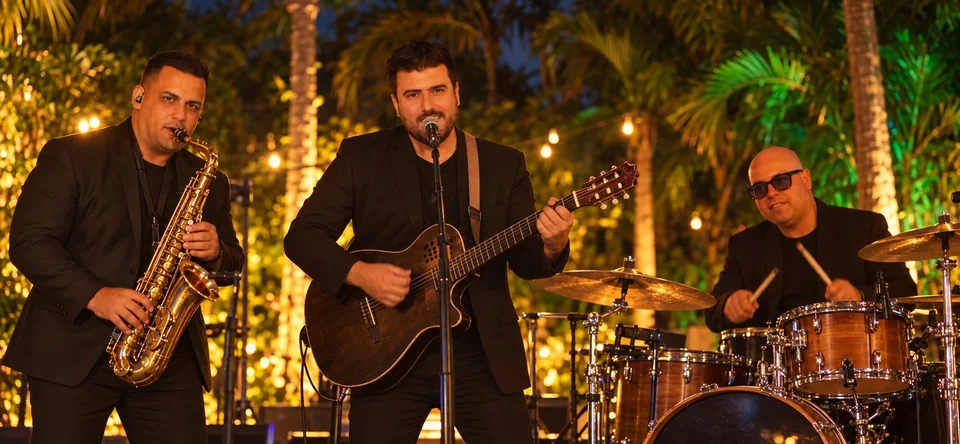 Saxofón, guitarra y batería durante una actuación de Consecuencia